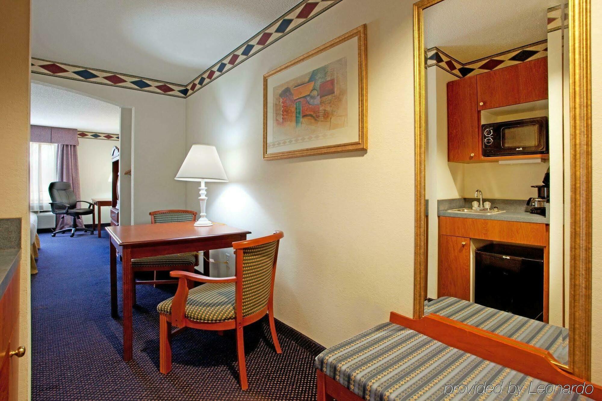 Holiday Inn Express Hotel & Suites Mebane By Ihg Zewnętrze zdjęcie